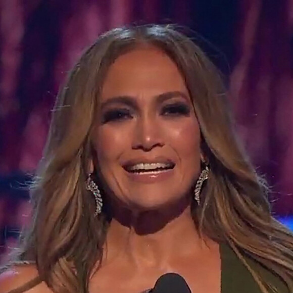 Jennifer Lopez reçoit un Icon Award sur la scène des "iHeartRadio Music Awards", sous le regard de son compagnon Ben Affleck et de sa fille Emme. Los Angeles, le 22 mars 2022. 