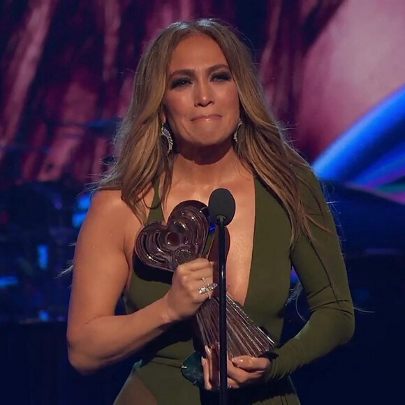 Jennifer Lopez reçoit un Icon Award sur la scène des "iHeartRadio Music Awards", sous le regard de son compagnon Ben Affleck et de sa fille Emme. Los Angeles, le 22 mars 2022. 