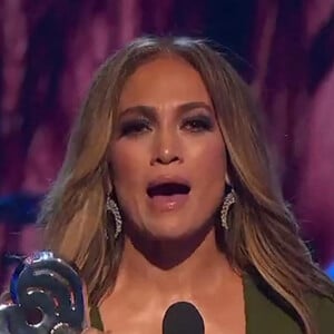 Jennifer Lopez reçoit un Icon Award sur la scène des "iHeartRadio Music Awards", sous le regard de son compagnon Ben Affleck et de sa fille Emme. Los Angeles, le 22 mars 2022.