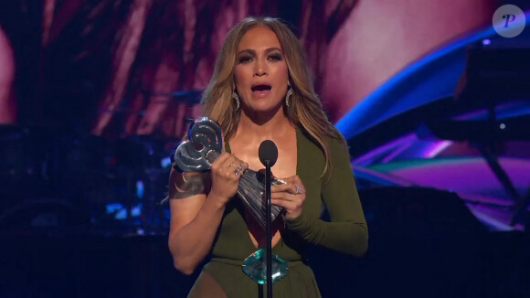 Jennifer Lopez reçoit un Icon Award sur la scène des "iHeartRadio Music Awards", sous le regard de son compagnon Ben Affleck et de sa fille Emme. Los Angeles, le 22 mars 2022.