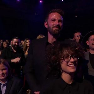 Jennifer Lopez reçoit un Icon Award sur la scène des "iHeartRadio Music Awards", sous le regard de son compagnon Ben Affleck avec son fils Samuel et de sa fille Emme. Los Angeles, le 22 mars 2022. 