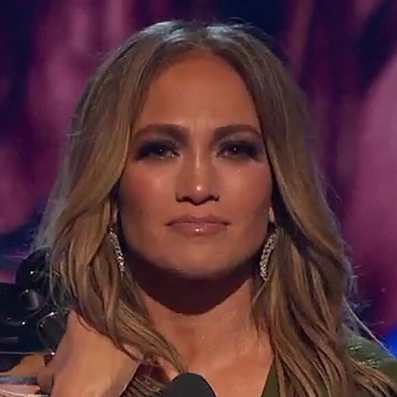 Jennifer Lopez reçoit un Icon Award sur la scène des "iHeartRadio Music Awards", sous le regard de son compagnon Ben Affleck et de sa fille Emme. Los Angeles, le 22 mars 2022. 