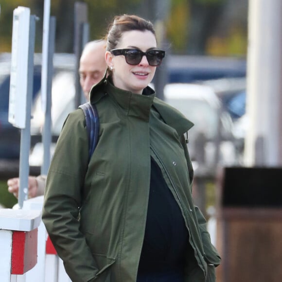 Exclusif - Anne Hathaway, enceinte, et son mari Adam Shulman se baladent dans le Connecticut, le 6 novembre 2019.