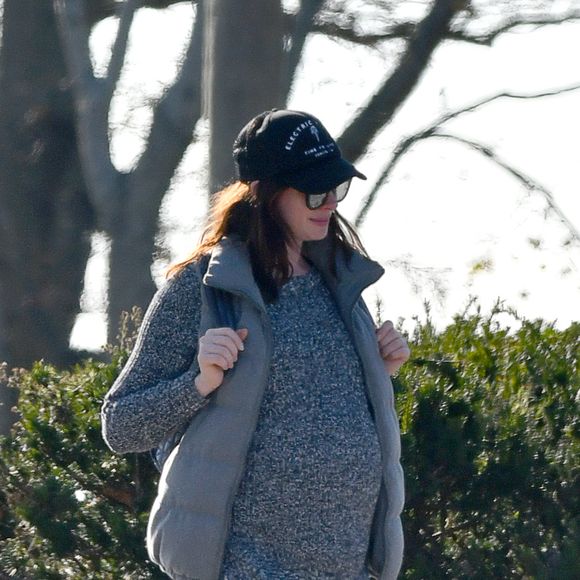 Exclusif - Anne Hathaway enceinte et son mari Adam Shulman sortent d'un traiteur à Westport, dans le Connecticut, le 3 novembre 2019.