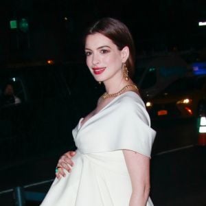 Anne Hathaway (enceinte) arrive à la soirée Museum of Modern Love à New York, le 10 octobre 2019