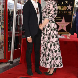 Anne Hathaway et son mari Adam Shulman - Anne Hathaway reçoit son étoile sur le Walk Of Fame dans le quartier de Hollywood à Los Angeles, le 9 mai 2019