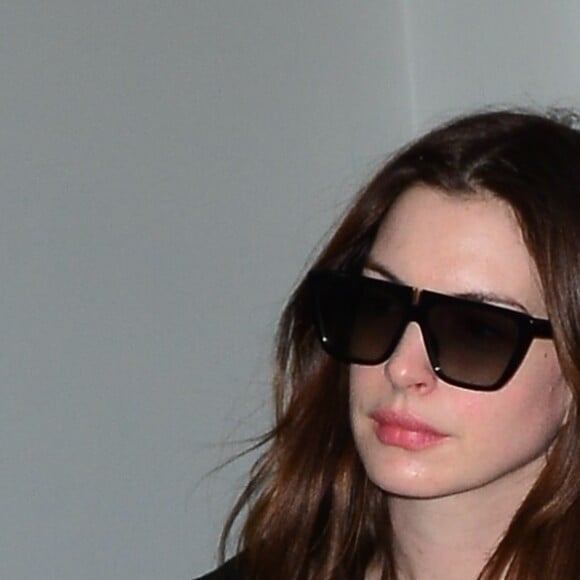 Exclusif - Anne Hathaway arrive à l'aéroport de Los Angeles (LAX), le 3 avril 2019.