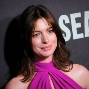 Anne Hathaway (enceinte) lors de la première de la pièce "Sea Wall / A Life" au théâtre Hudson à New York © Efren Landaos / Zuma Press / Bestimage