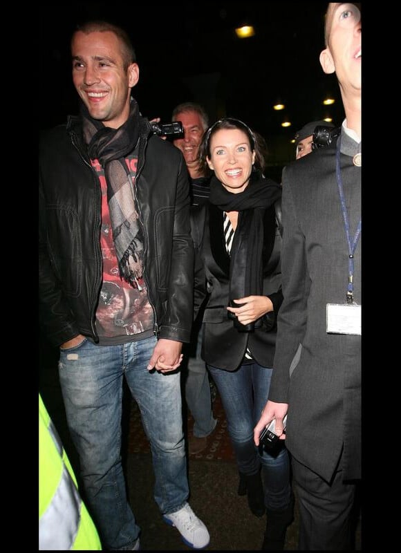 Dannii Minogue et son amoureux Kris arrivant à l'aéroport de Londres le 18/01/10