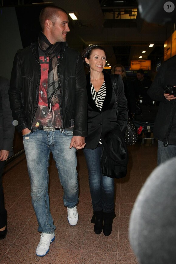 Dannii Minogue et son amoureux Kris arrivent à Londres le 18 janvier 2010
