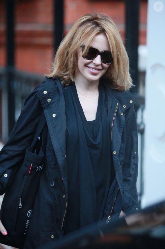 Kylie Minogue à Londres allant checher sa soeur Dannii à l'aéroport 