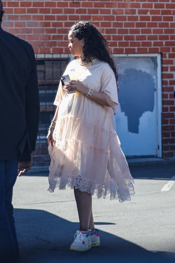 Exclusif - Rihanna, enceinte, est allée acheter des cadeaux à la boutique Tesoro, dans le quartier de Fairfax, avec son compagnon A$AP Rocky. Los Angeles, le 23 mars 2022.