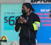 Exclusif - A$AP Rocky a accompagné sa chérie Rihanna, enceinte, acheter des cadeaux à la boutique Tesoro, dans le quartier de Fairfax. Los Angeles, le 23 mars 2022.