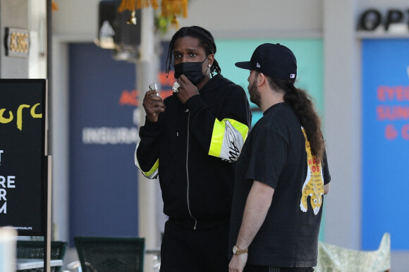 Exclusif - A$AP Rocky a accompagné sa chérie Rihanna, enceinte, acheter des cadeaux à la boutique Tesoro, dans le quartier de Fairfax. Los Angeles, le 23 mars 2022.