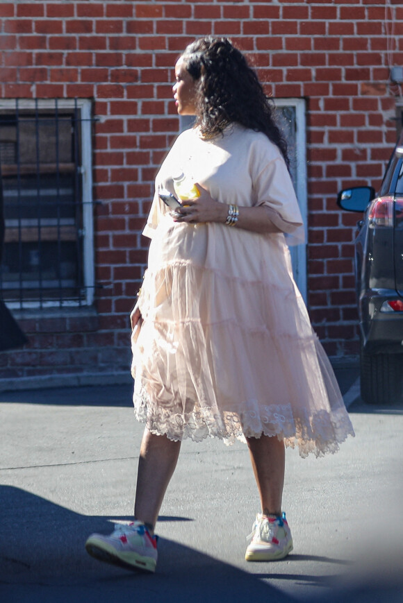 Exclusif - Rihanna, enceinte, est allée acheter des cadeaux à la boutique Tesoro, dans le quartier de Fairfax, avec son compagnon A$AP Rocky. Los Angeles, le 23 mars 2022.