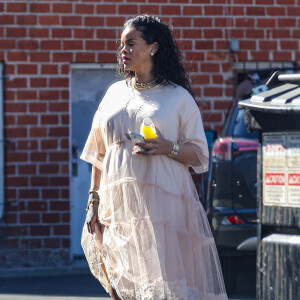 Exclusif - Rihanna, enceinte, est allée acheter des cadeaux à la boutique Tesoro, dans le quartier de Fairfax, avec son compagnon A$AP Rocky. Los Angeles, le 23 mars 2022.