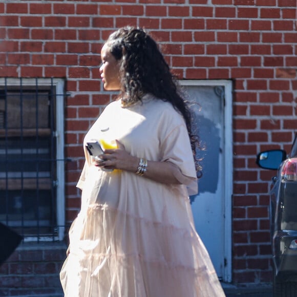 Exclusif - Rihanna, enceinte, est allée acheter des cadeaux à la boutique Tesoro, dans le quartier de Fairfax, avec son compagnon A$AP Rocky. Los Angeles, le 23 mars 2022.