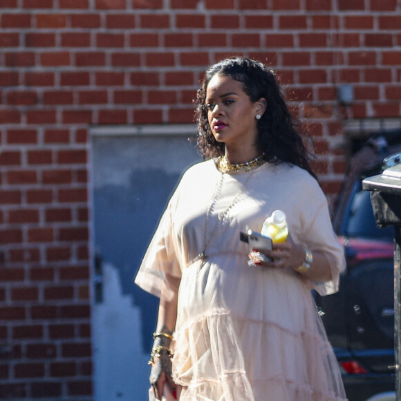 Exclusif - Rihanna, enceinte, est allée acheter des cadeaux à la boutique Tesoro, dans le quartier de Fairfax, avec son compagnon A$AP Rocky. Los Angeles, le 23 mars 2022.
