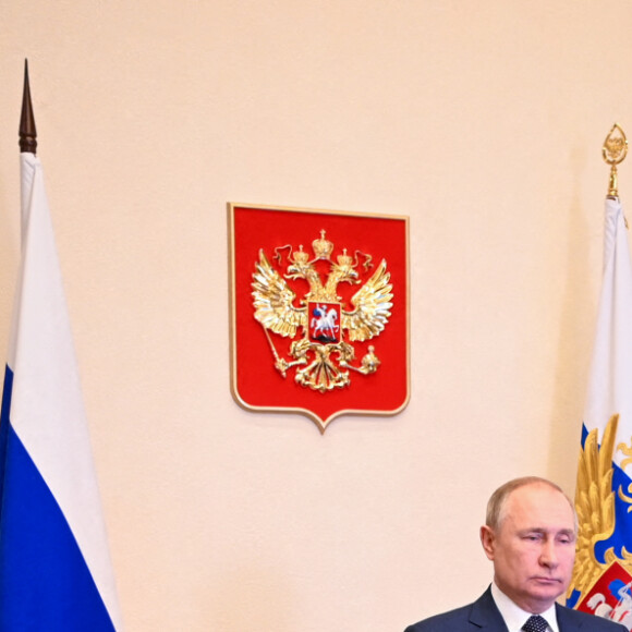 Le président russe Vladimir Poutine participe à une cérémonie pour hisser un drapeau national russe à bord du ferry du maréchal Rokossovsky via une liaison vidéo depuis la résidence de Novo-Ogaryovo à Moscou, Russie, le 4 mars 2022. © Andrei Gorshkov/Tass/Bestimage 