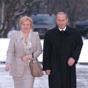 Vladimir Poutine et son épouse de l'époque Lioudmila, allant voter à Moscou en décembre 2007.
