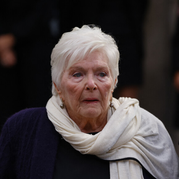 Line Renaud - Sorties de la messe funéraire en hommage à Bernard Tapie en l'église Saint-Germain-des-Prés à Paris. Le 6 octobre 2021 © Jacovides-Moreau / Bestimage