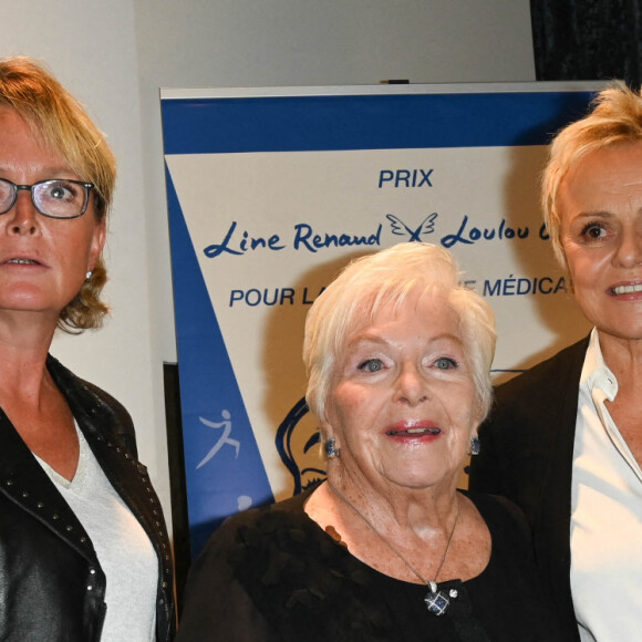 Claude Chirac, Line Renaud (Présidente du Fonds de Dotation) et Muriel Robin - Remise du prix "Fonds de dotation Line Renaud-Loulou Gasté" pour la recherche médicale à la Maison de la Recherche à Paris le 15 novembre 2021. © Coadic Guirec/Bestimage 