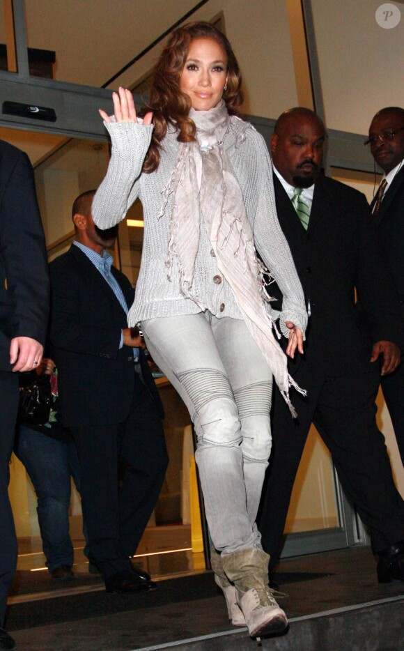 Jennifer Lopez se rendant à l'émission du Larry King Live, le 18 janvier 2010 à Los Angeles pour mobiliser les gens pour Haïti