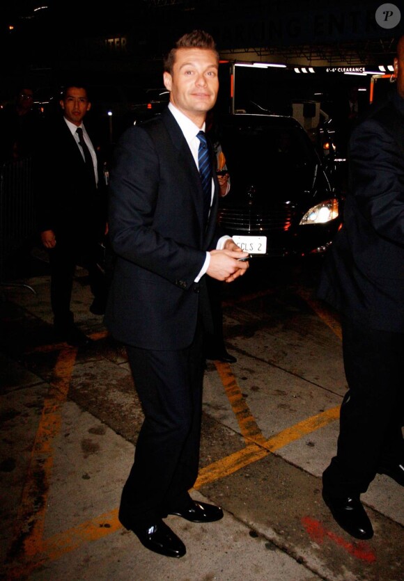 Ryan Seacrest se rendant à l'émission du Larry King Live, le 18 janvier 2010 à Los Angeles pour mobiliser les gens pour Haïti