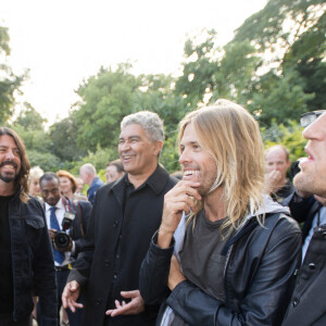 Le duc de Sussex (alors connu sous le nom de prince Harry) parlant aux Foo Fighters lors de la réception de bienvenue des Jeux Invictus à Regents Park, Londres. Taylor Hawkins (deuxième à droite), batteur du groupe de rock Foo Fighters est décédé à l'âge de 50 ans