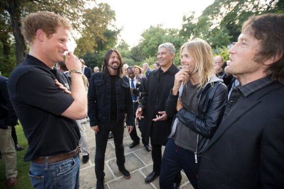 Le duc de Sussex (alors connu sous le nom de prince Harry) parlant aux Foo Fighters lors de la réception de bienvenue des Jeux Invictus à Regents Park, Londres. Taylor Hawkins (deuxième à droite), batteur du groupe de rock Foo Fighters est décédé à l'âge de 50 ans