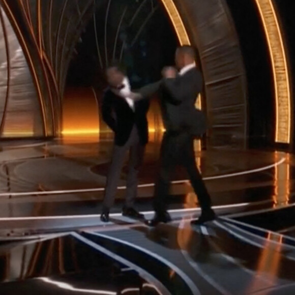 Moment de sidération aux Oscars 2022: Will Smith frappe Chris Rock sur scène le 27 mars 2022. Après une blague de Chris Rock sur Jada Pinkett Smith, la femme de Will Smith, ce dernier est monté sur la scène des Oscars pour gifler l'humoriste devant l'assemblée médusée. Une 94e cérémonie d'Oscars agitée.