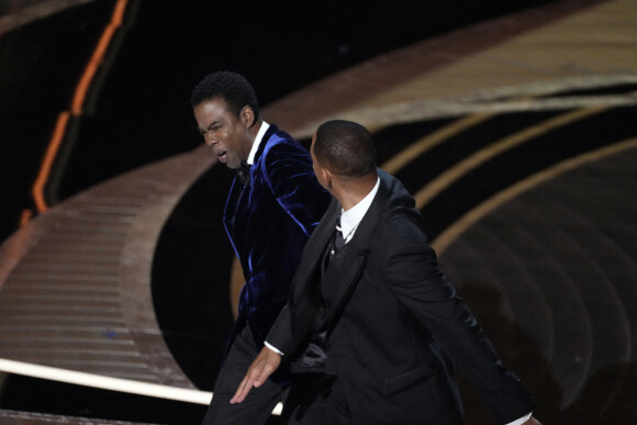 Will Smith frappe sur scène le présentateur des Oscars Chris Rock le 27 mars 2022 à Los Angeles