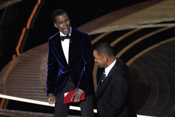 Will Smith frappe sur scène le présentateur des Oscars Chris Rock le 27 mars 2022 à Los Angeles