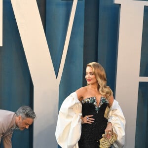 Rita Ora et Taika Waititi au photocall de la soirée "Vanity Fair" lors de la 94ème édition de la cérémonie des Oscars à Los Angeles, le 27 mars 2022. © imageSPACE via Zuma Press/Bestimage 