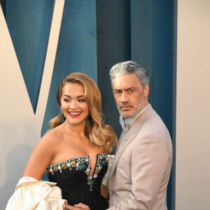 Rita Ora et Taika Waititi au photocall de la soirée "Vanity Fair" lors de la 94ème édition de la cérémonie des Oscars à Los Angeles, le 27 mars 2022. © imageSPACE via Zuma Press/Bestimage 