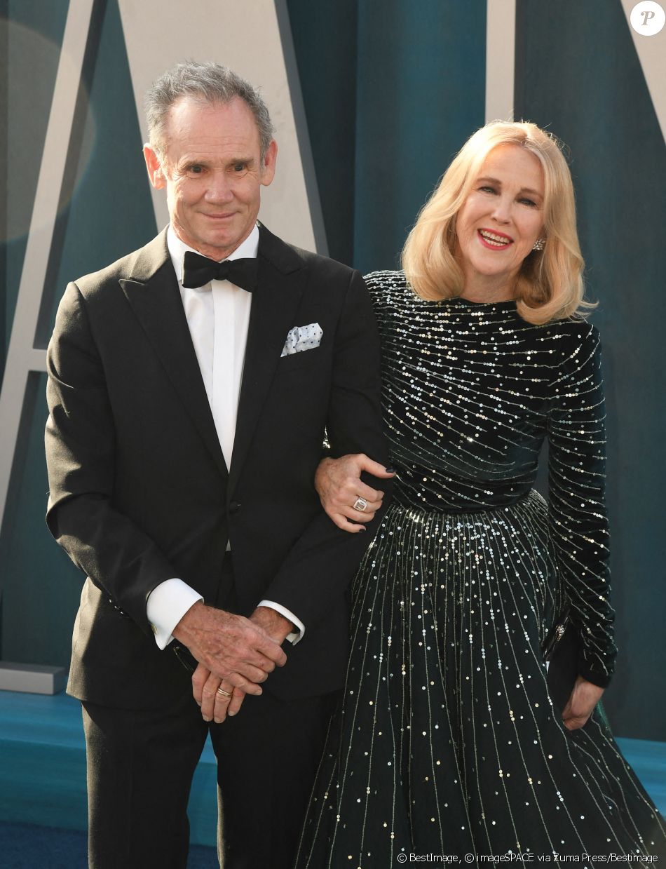 Bo Welch Et Catherine O Hara Au Photocall De La Soiree Vanity Fair Lors De La 94eme Edition De La Ceremonie Des Oscars A Los Angeles Le 27 Mars 22 C Imagesp Purepeople