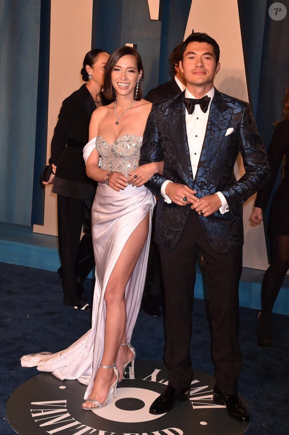 Henry Golding and Liv Lo au photocall de la soirée "Vanity Fair" lors de la 94ème édition de la cérémonie des Oscars à Los Angeles, le 27 mars 2022. 