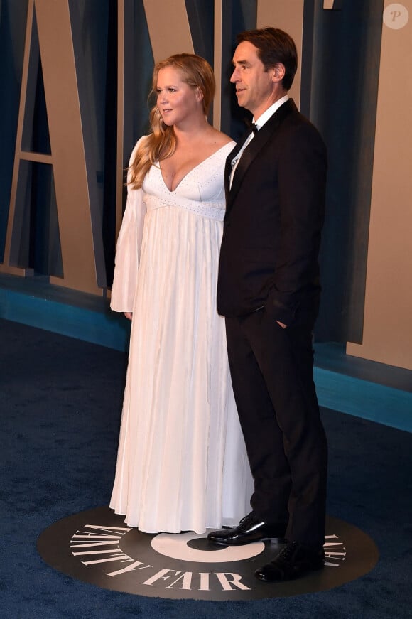 Amy Schumer et Chris Fischer au photocall de la soirée "Vanity Fair" lors de la 94ème édition de la cérémonie des Oscars à Los Angeles, le 27 mars 2022. 