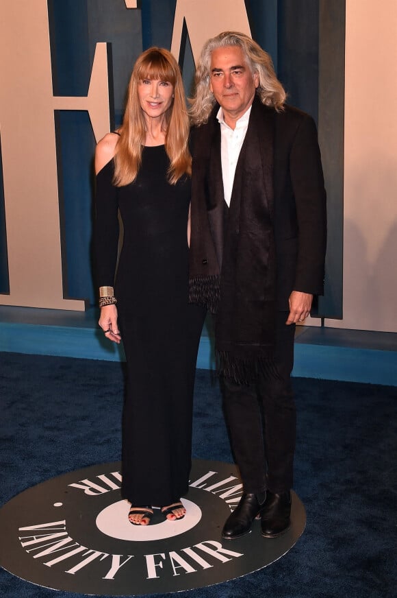 Kelly Lynch and Mitch Glazer au photocall de la soirée "Vanity Fair" lors de la 94ème édition de la cérémonie des Oscars à Los Angeles, le 27 mars 2022. 