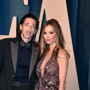 Adrien Brody and Georgina Chapman au photocall de la soirée "Vanity Fair" lors de la 94ème édition de la cérémonie des Oscars à Los Angeles, le 27 mars 2022. 