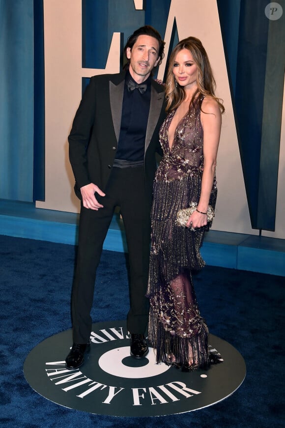 Adrien Brody and Georgina Chapman au photocall de la soirée "Vanity Fair" lors de la 94ème édition de la cérémonie des Oscars à Los Angeles, le 27 mars 2022. 