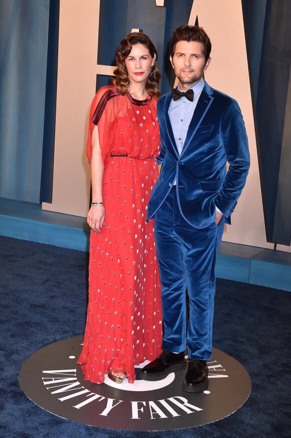Adam Scott et Naomi Sablan au photocall de la soirée "Vanity Fair" lors de la 94ème édition de la cérémonie des Oscars à Los Angeles, le 27 mars 2022. 