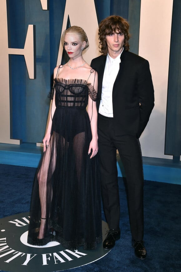 Anya Taylor-Joy et Malcolm McRae au photocall de la soirée "Vanity Fair" lors de la 94ème édition de la cérémonie des Oscars à Los Angeles, le 27 mars 2022. 