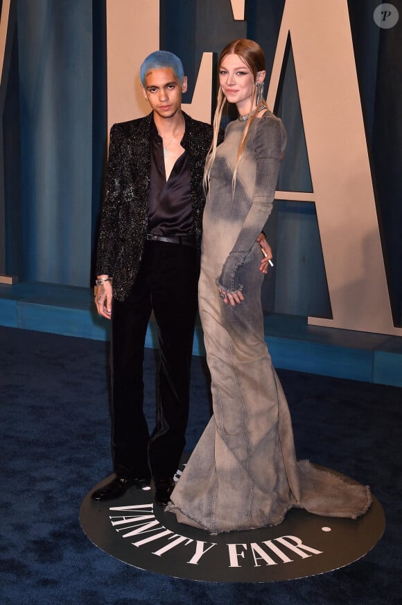 Hunter Schafer et Dominic Fike au photocall de la soirée "Vanity Fair" lors de la 94ème édition de la cérémonie des Oscars à Los Angeles, le 27 mars 2022. 