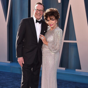 Joan Collins et Percy Gibson au photocall de la soirée "Vanity Fair" lors de la 94ème édition de la cérémonie des Oscars à Los Angeles, le 27 mars 2022. 