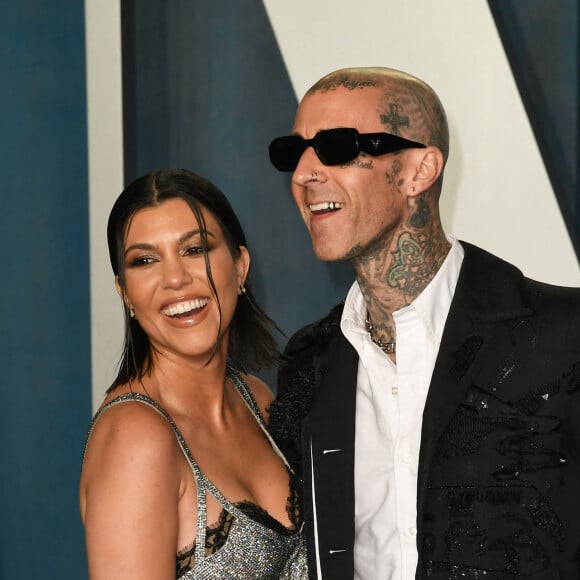 Kourtney Kardashian et son fiancé Travis Barker au photocall de la soirée "Vanity Fair" lors de la 94ème édition de la cérémonie des Oscars au Wallis Annenberg Center for the Performing Arts dans le quartier de Beverly Hills, à Los Angeles, Californie, Etats-Unis, le 27 mars 2022. © imageSPACE/Zuma Press/Bestimage 