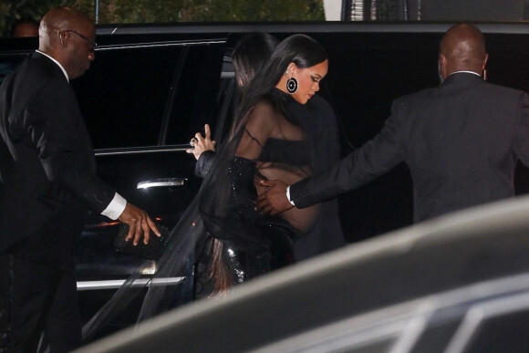 Rihanna, enceinte, arrive à l'after-party des Oscar de Jay-Z au Château Marmont à Los Angeles. 