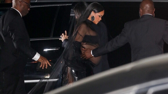 Rihanna enceinte et en tenue transparente pour la soirée de Jay-Z après les Oscars