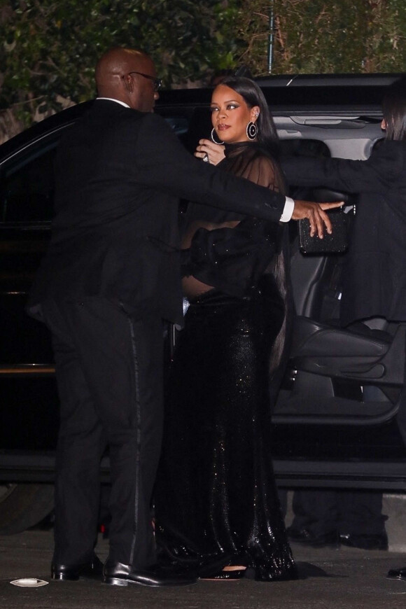 Rihanna, enceinte, arrive à l'after-party des Oscar de Jay-Z au Château Marmont à Los Angeles, le 27 mars 2022.