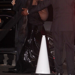 Rihanna, enceinte, arrive à l'after-party des Oscar de Jay-Z au Château Marmont à Los Angeles, le 27 mars 2022.
